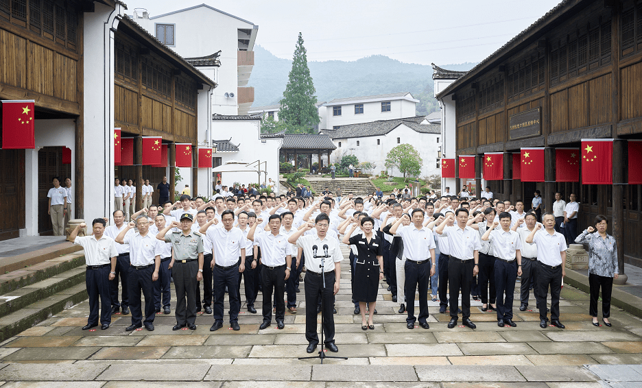 市委书记陈龙带领新党员代表集中宣誓