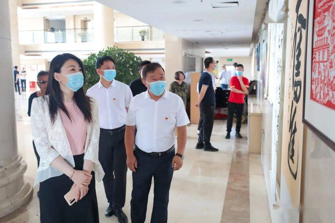 市委常委,宣传部长王明姝及市直单位党员干部观看了作品展.