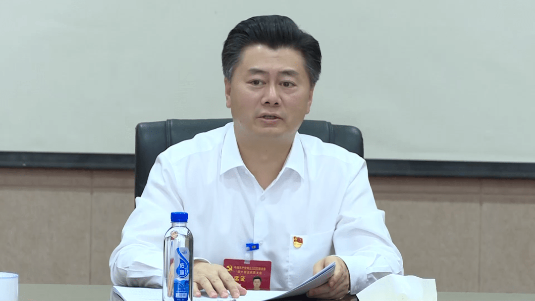 县委书记甄鹏在参加勐勐镇代表团会议时,深入分析了"十三五"以来双江