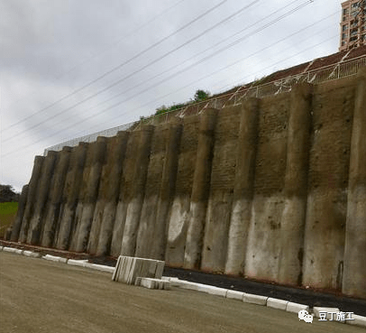 锚杆式挡墙主要由预制的钢筋混凝土立柱和挡土板构成墙面,与水平或