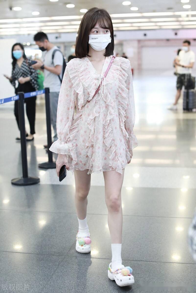 街拍李子璇木耳边雪纺印花裙洞洞鞋甜美可爱