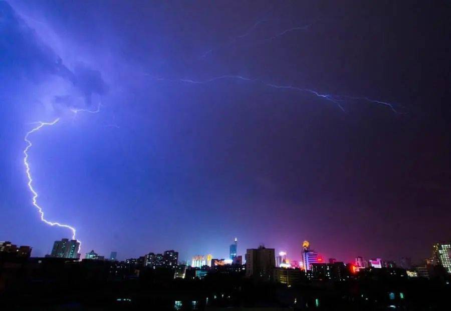 冰雹 雷阵雨 9级阵风要来淄博了!下班后快回家_雷电