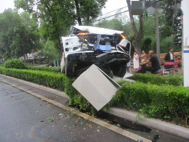 女司机在镇江某路段开车时打了个哈欠,结果…车子散架了!