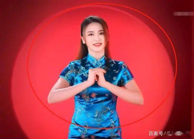 金子涵穿旗袍拍广告,意外撞衫迪丽热巴,怪不得连粉丝都说她胖!