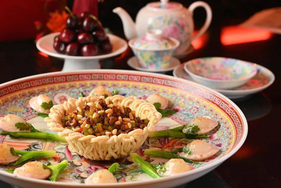 红楼宴于长宁来福士广场前的独栋建筑中享精品淮扬菜坐拥广场开阔绿地