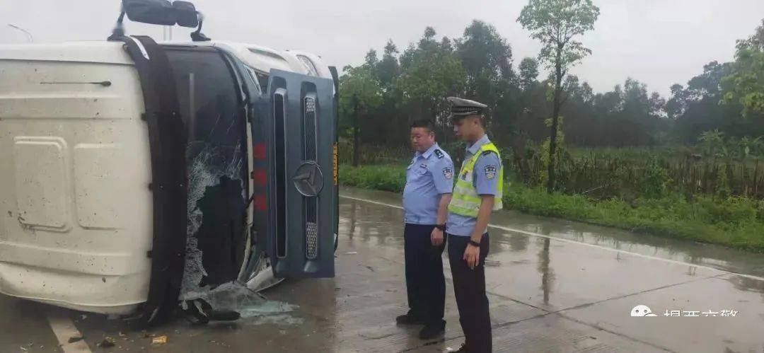 揭西某路段一搅拌车侧翻,司机被困,多部门到现场救援_五经富镇