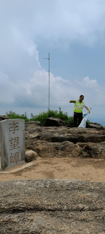 揭西李望嶂景区来了一群人手持工具在山沟里道路旁捡垃圾