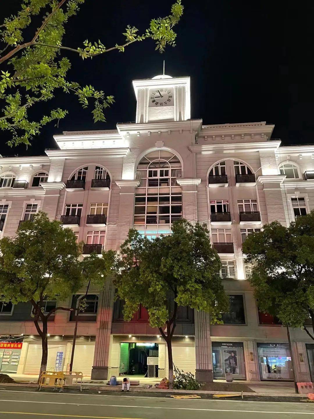 华庭街改造归来民国风情堪比上海南京路白墙灰瓦和蓝天超搭网友随手一