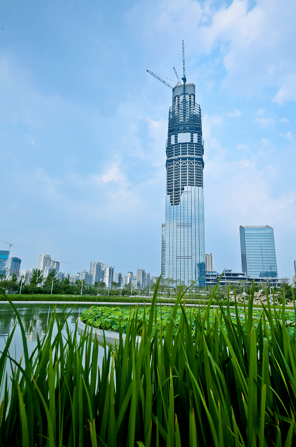 绿地ifc428米"山"实拍图上千平米的豪华公寓入户大堂,挑高达到12.7米.