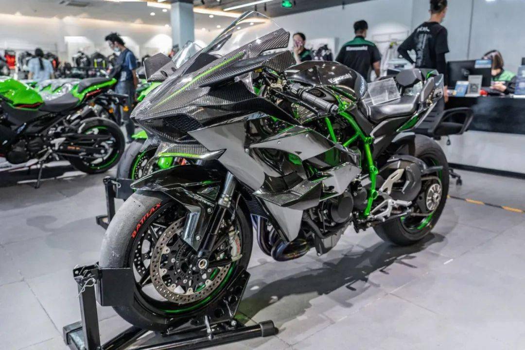 -10rr和h2r有着如何的气魄,各位玩家可亲临北京风火轮川崎门店零距离