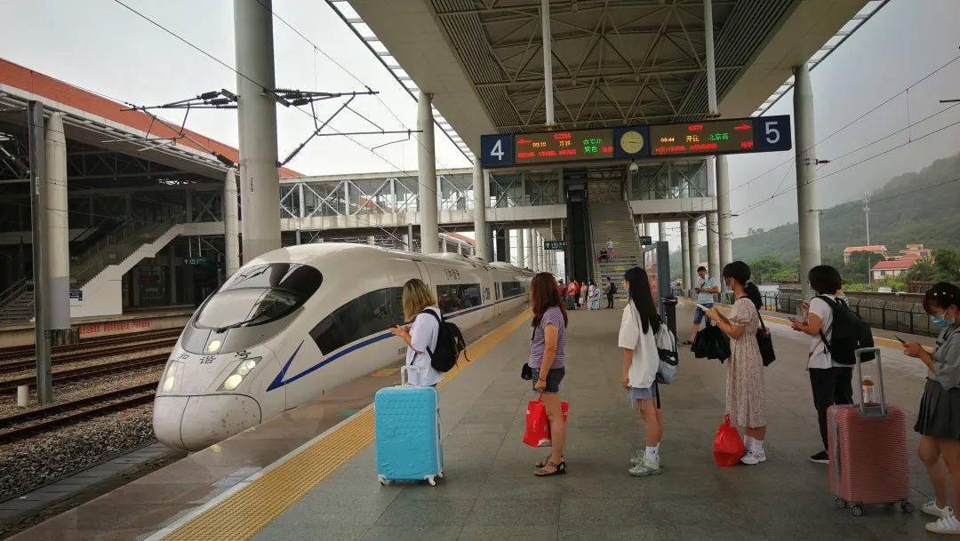 漳州开往西安北的g2296次列车,全程2114公里,旅行时间为12小时48分钟