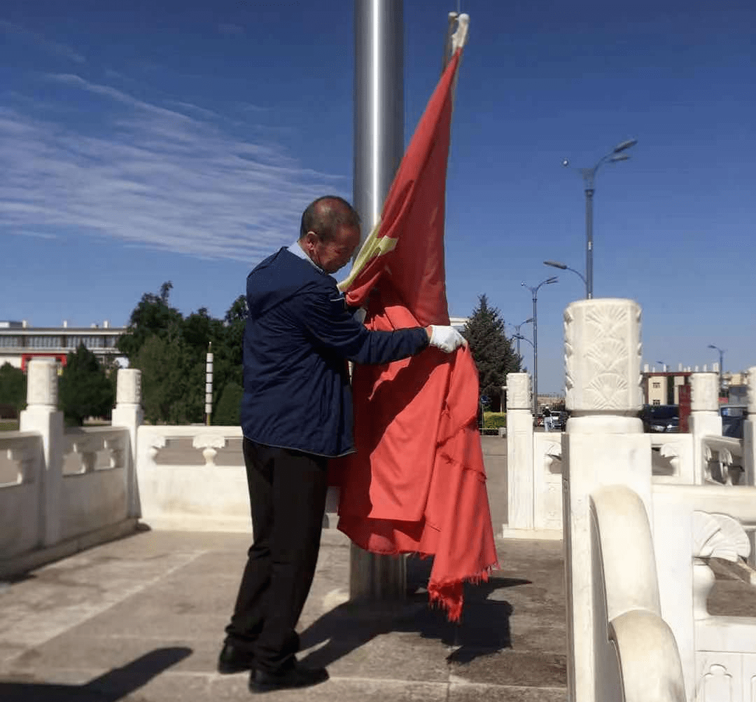 【党史学习教育】更换新国旗 喜迎建党百年华诞