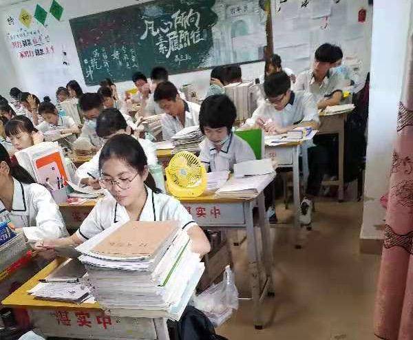 姐妹同桌(图中第二排).