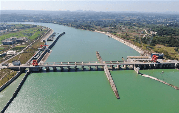邕江干流上的老口航运枢纽工程(央广网发 覃冠伟摄)郁郁葱葱的滩涂与