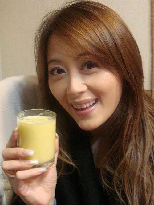 但很少再公开露脸,虽然没有销声匿迹,便开始淡出幕前,诞下女儿吴芊憧