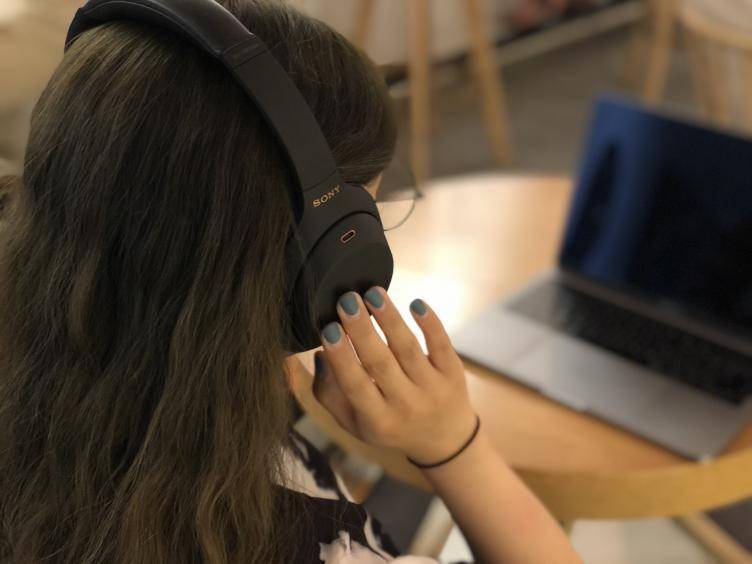 久石让x宫崎骏音乐会戴上索尼头戴式降噪耳机wh1000xm4解锁用耳朵听