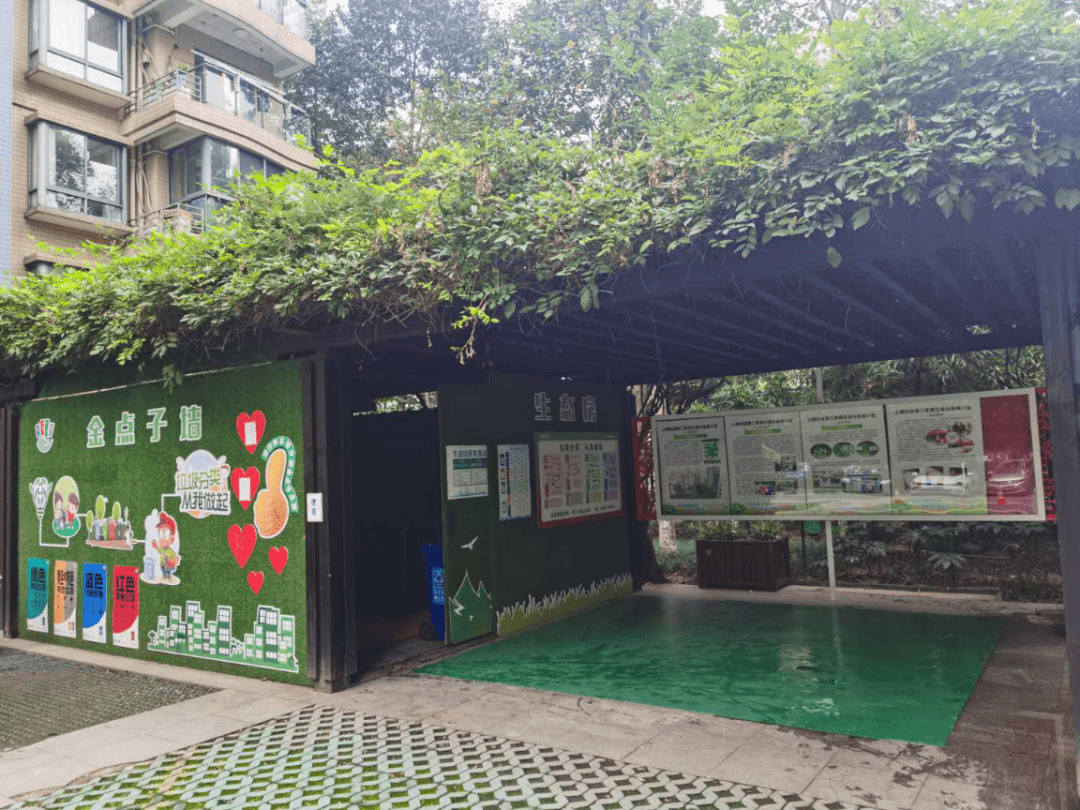 其中,米市巷街道除了设置标准化垃圾房外,还设有特殊垃圾集置点以及