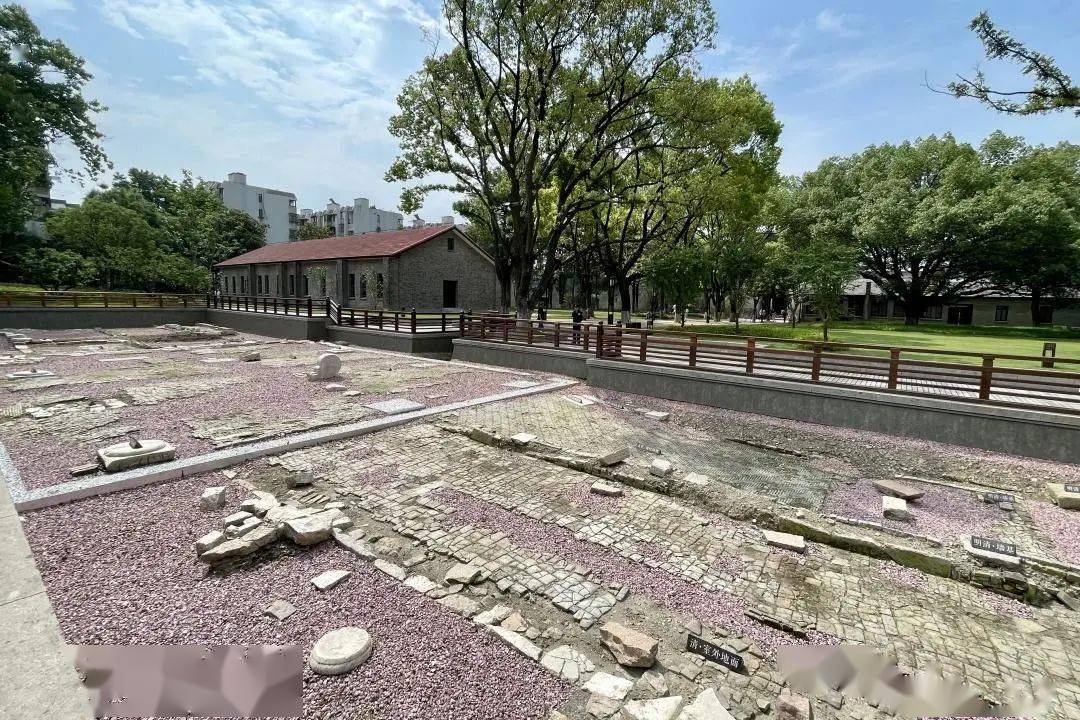子城遗址公园位于南湖中心城区,范围北至中山东路,东至建国南路,南至