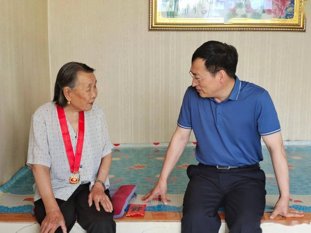 市委常委组织部长辛峰前往乾安县慰问建国前老党员和离休老党员