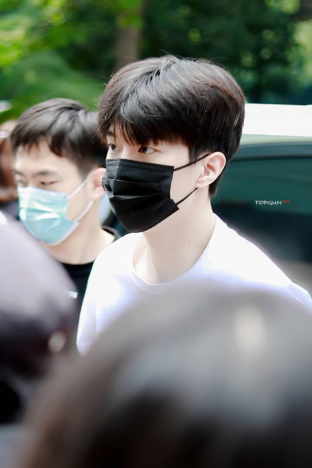 结束综艺录制的范丞丞小鬼赶赴新行程夏天就是要清清爽爽露出白嫩胳膊