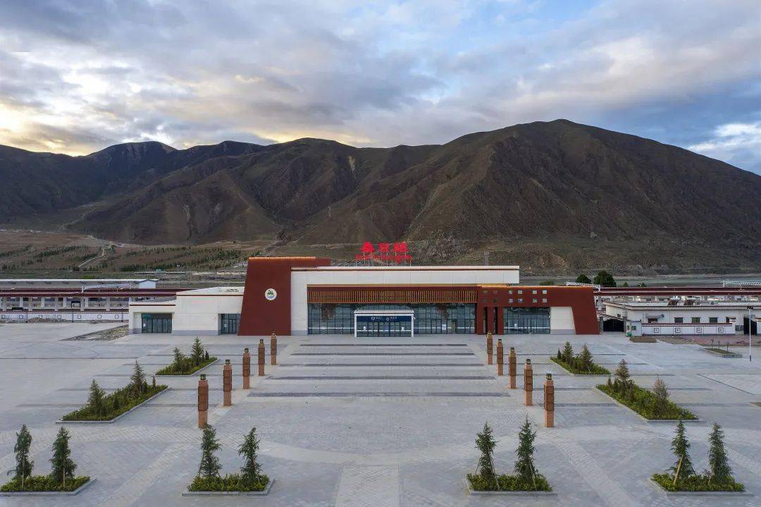 拉萨至林芝铁路正式开通运营