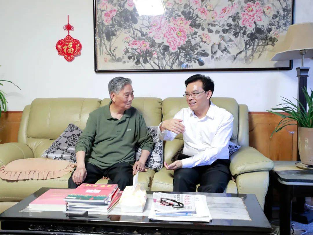 开展"七一"走访慰问党员活动为老党员颁发"光荣在党50年"纪念章_安顺