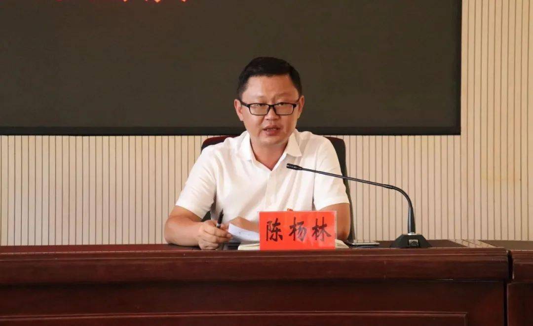 团县委书记王绍珍主持会议.