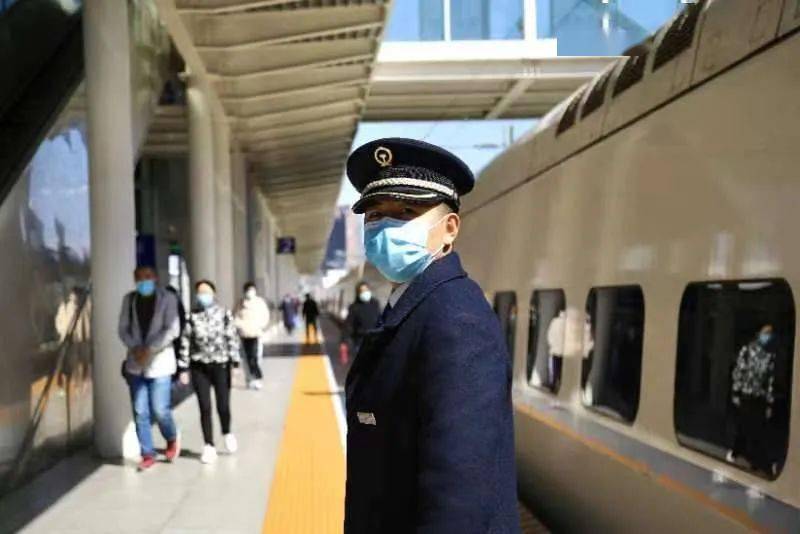 阳光,帅气的客运员在迎接列车头戴大檐帽,身着蓝色制服经常会见到这样