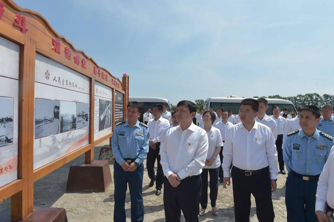 中国人民解放军93066部队政委王玉玮在致辞中表示,75年前,东北老航校