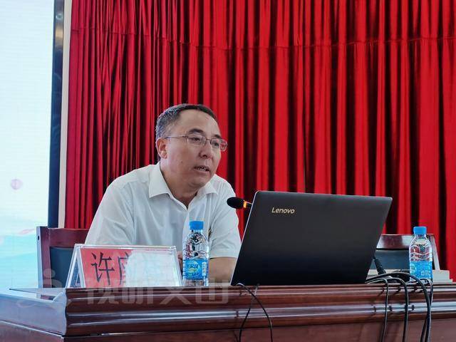 讲座上,许应祥根据长期从事高考志愿填报咨询服务的工作经验,围绕2021