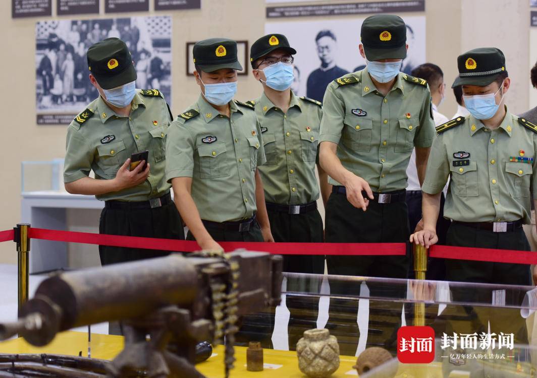 观众参观战争时期的武器战争年代使用的武器战争年代使用的军号黄继光