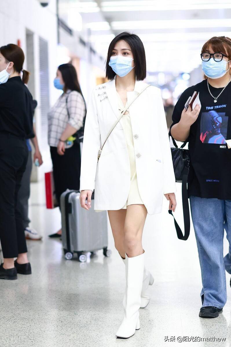 街拍谢可寅白色西装淡黄裙内搭白色长筒靴干练清爽