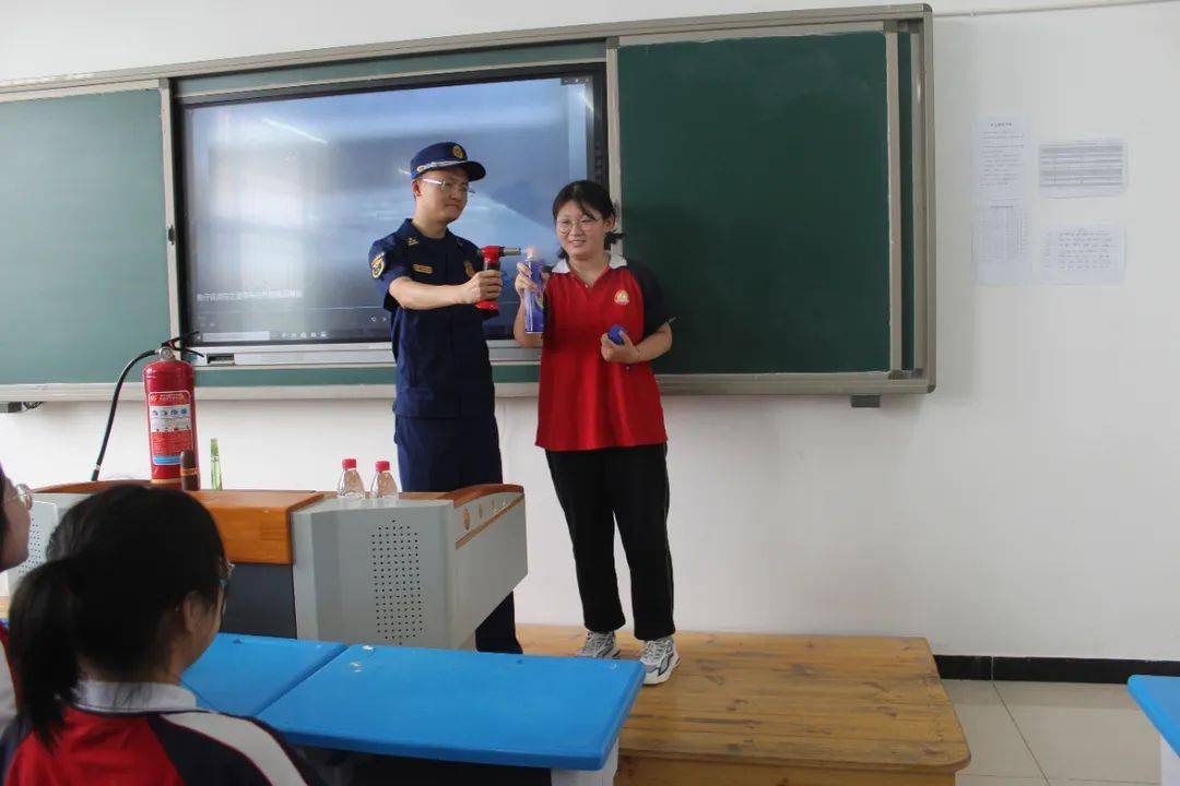 我为群众办实事阜城县消防救援大队深入阜城县实验中学开展消防培训