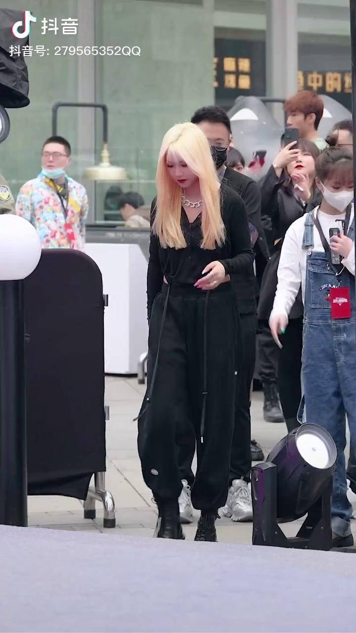 成都红草莓派对节金色发型刀小刀sama登台和粉丝见面会刀小刀sama