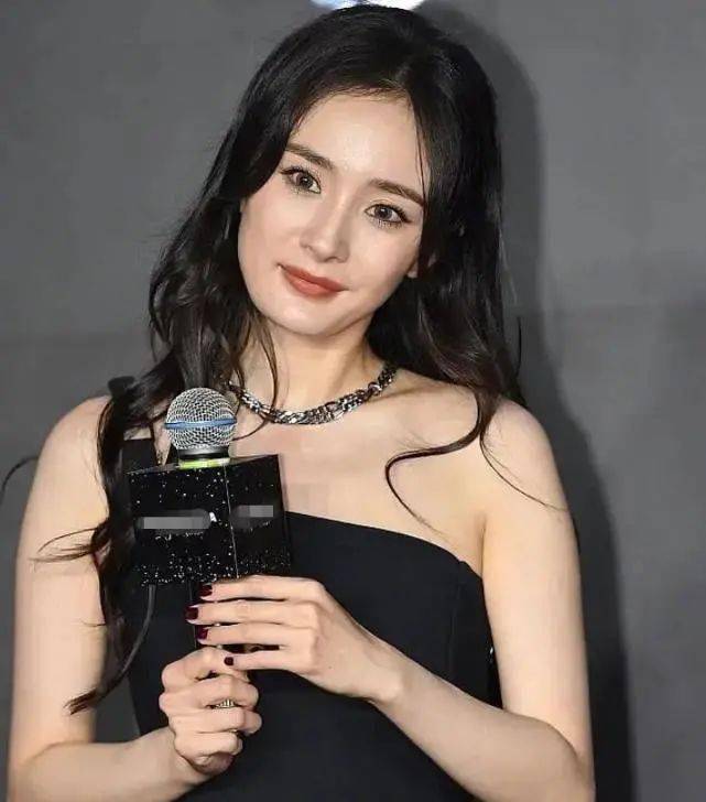 杨幂少女感渐失,男网红分析其脸垮原因