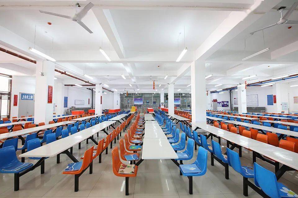 "民以食为天",呼兰一中的食堂分为上下两层,食堂可同时容纳1400人就餐