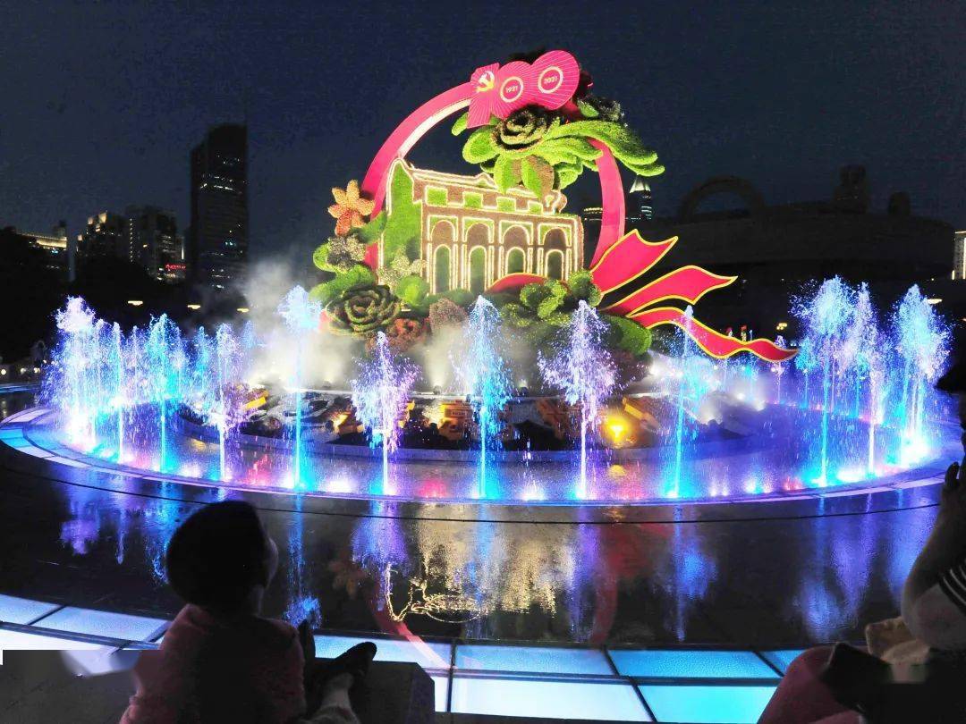 探索人民广场立体大花坛亮灯夜景上演视觉盛宴
