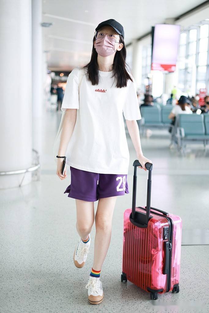 乔欣休闲范现身机场穿紫色运动短裤美腿修长吸睛