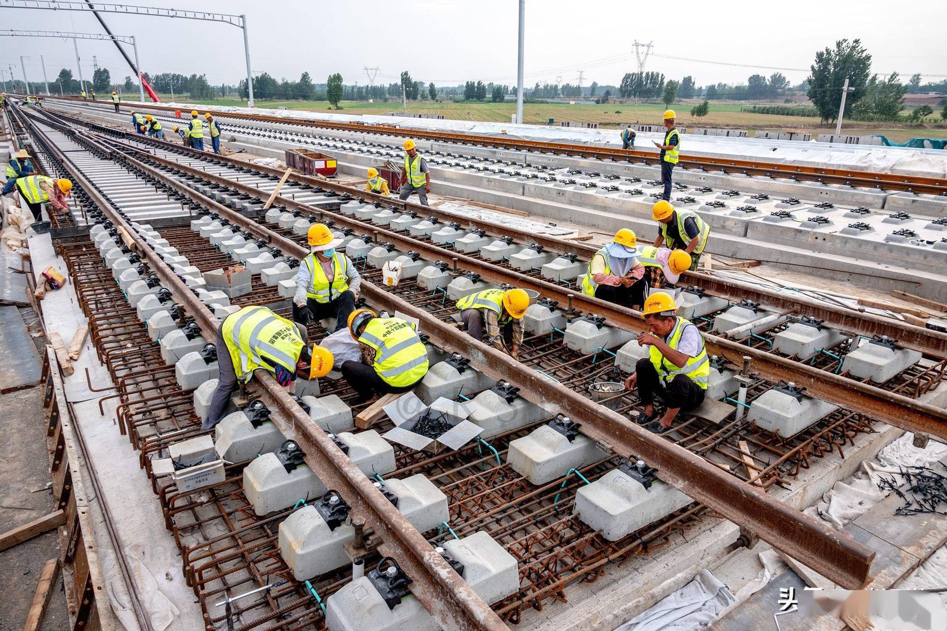 明年3月开通的郑济高铁滑县浚县段开始铺轨无人机带你去看看