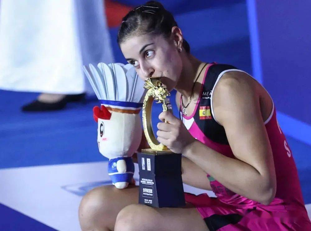 2019年9月22日,冠军西班牙选手马林在颁奖仪式上亲吻奖杯庆祝