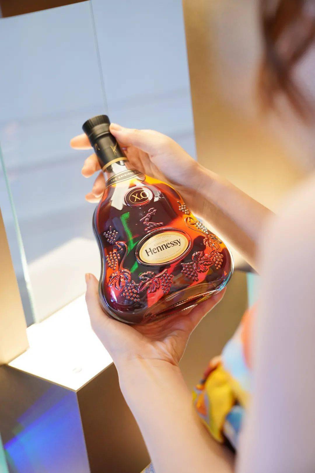 这杯"喝的",说来是这次轩尼诗的特调主题鸡尾酒"头号玩家",托盘旁边