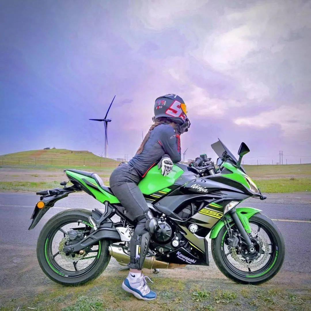 snkrgirls送鞋丨甜辣风的球鞋女生是这个夏天最美风景不仅穿搭出彩