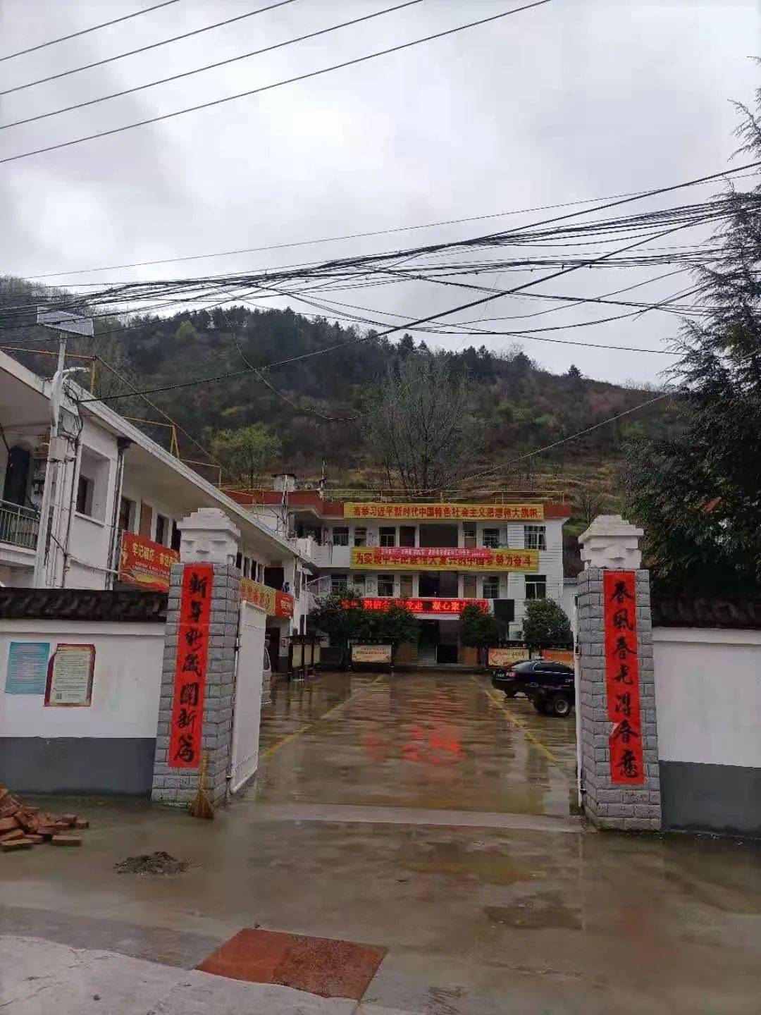 杨口村东邻房店村,西界铁沟社区,南接杨峪河镇北城村,北靠上竹园,石灰