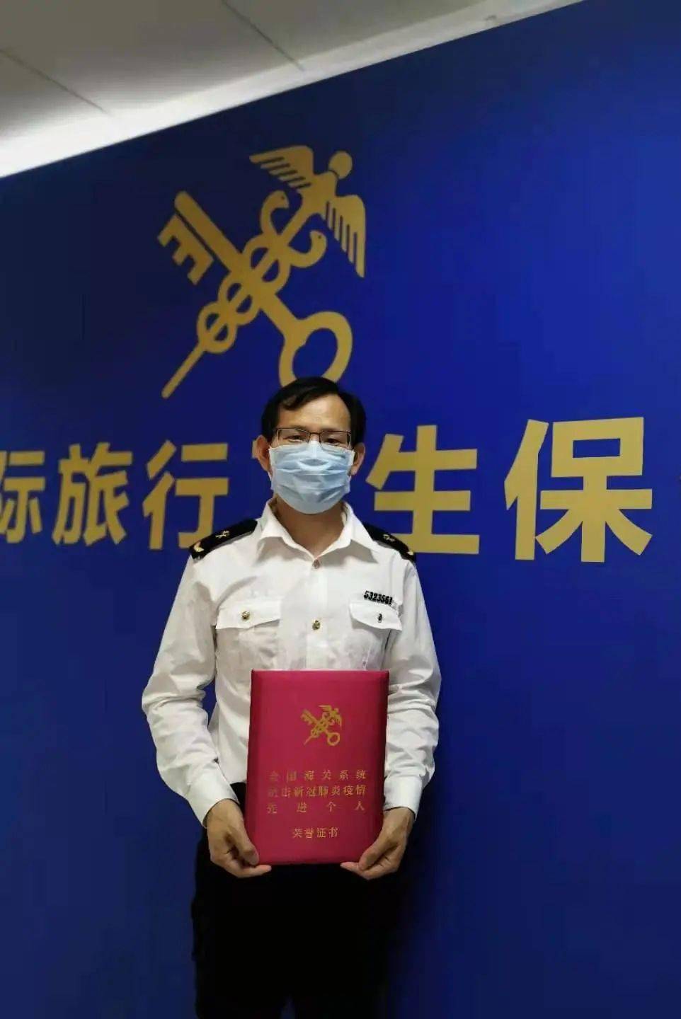 新冠疫情期间,根据疫情变化,实验室迅速启动了样品"随到随检"24小时不