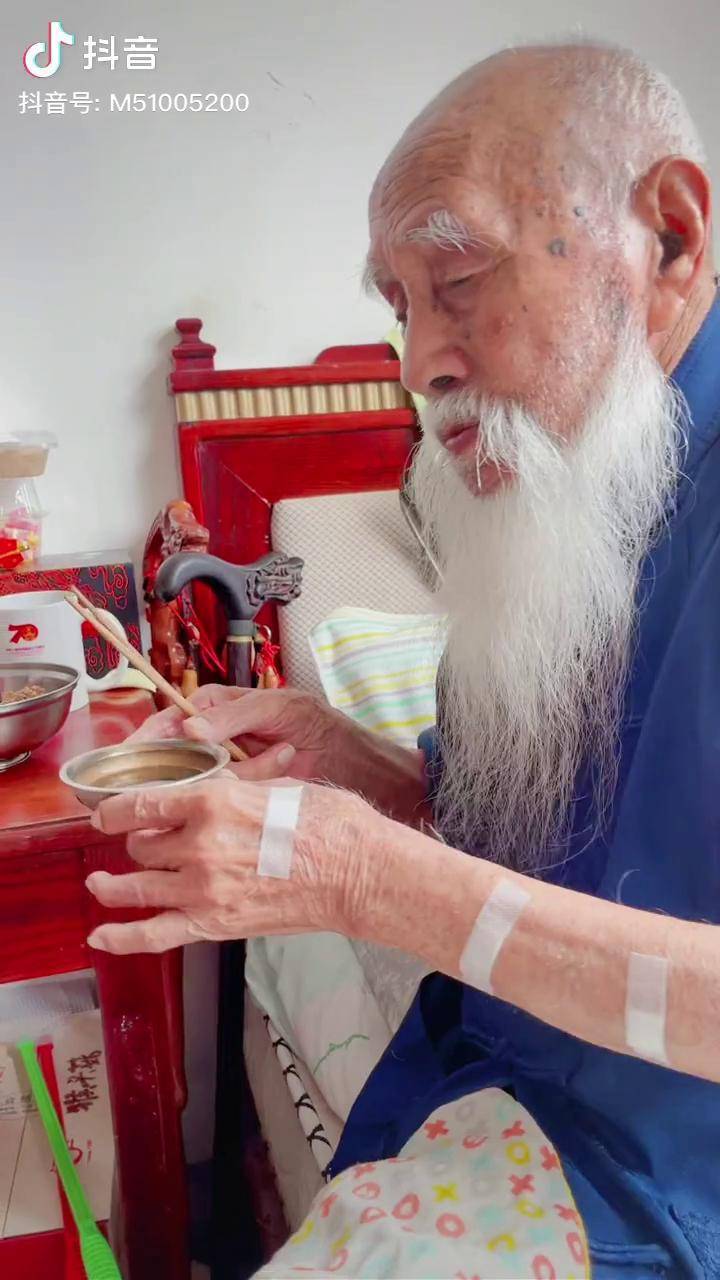 没错任何时候都不影响爷爷喝口酒愿爷爷早日康复百岁老人爷爷爱喝酒