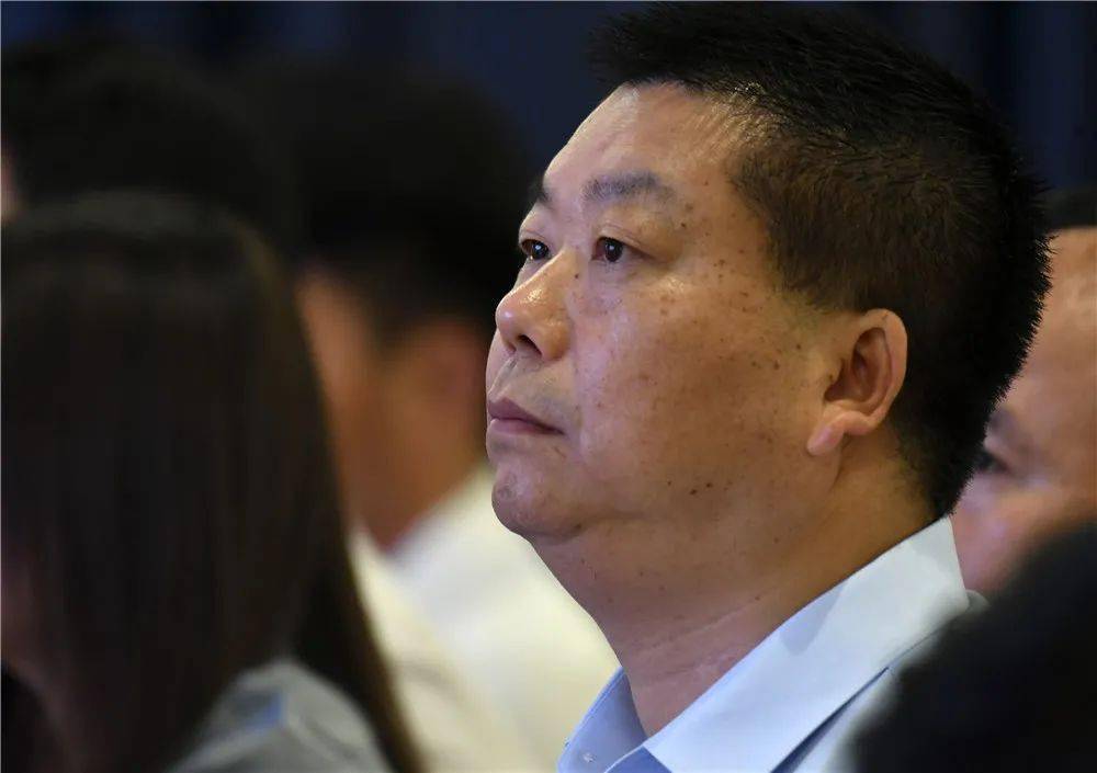 新当选的卧牛山街道首任会长吴宏斌发表了热情洋溢的讲话.