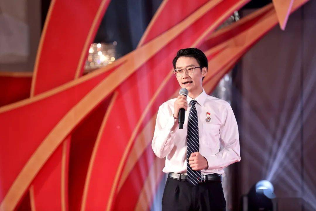 市律政公证处范小龙斩获第一名,来自四川省成都市国力公证处周姝佚