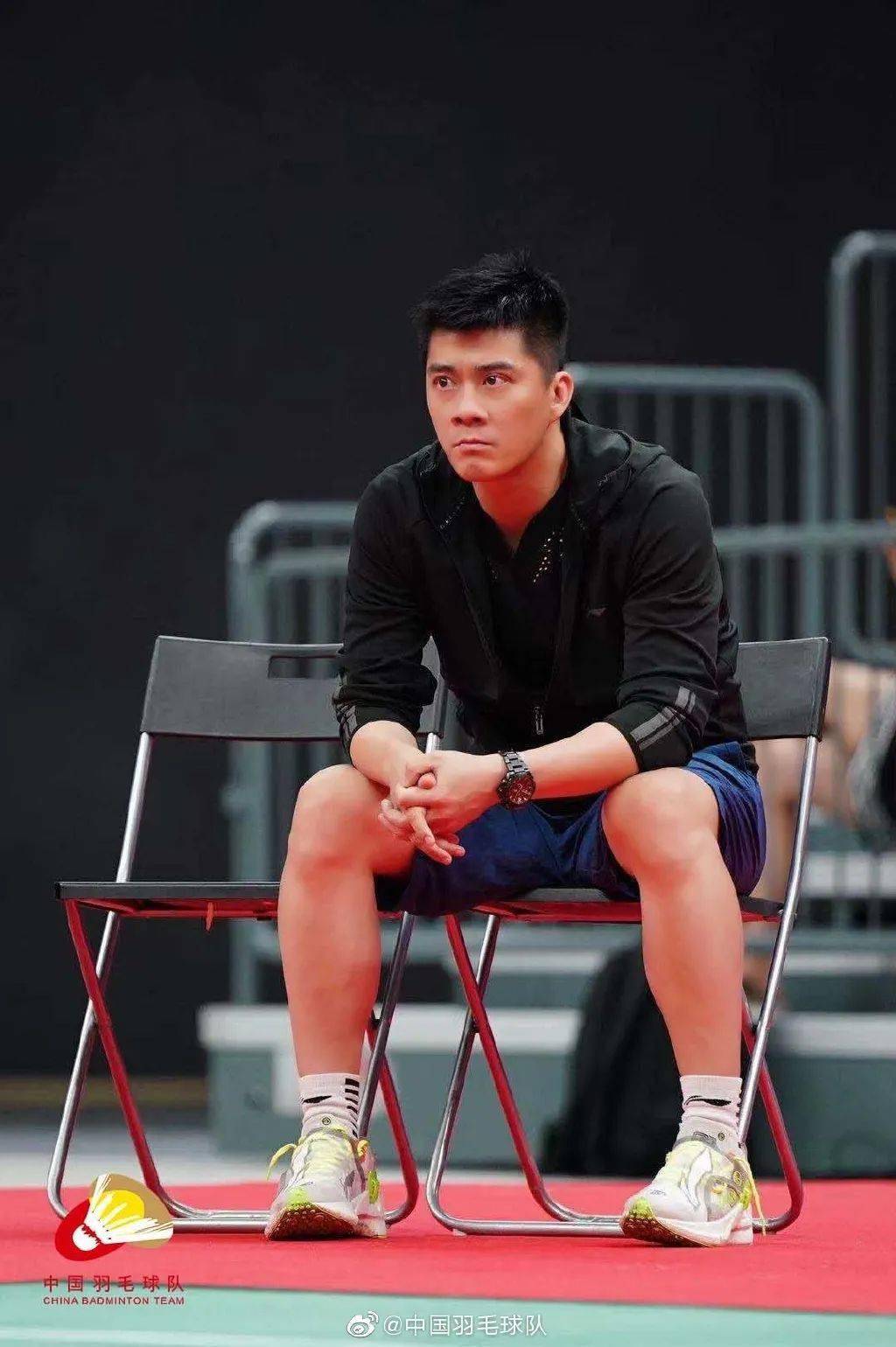 傅海峰担任男双组合刘成/黄凯祥的场边指导,率领两位后辈迎战李俊慧