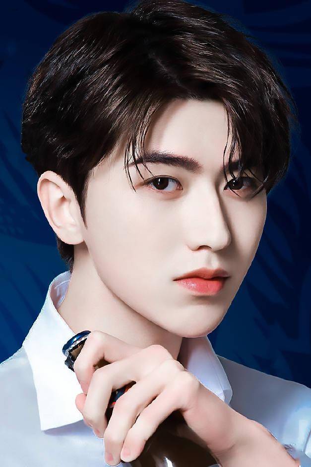 蔡徐坤品牌新图公开 精致脸蛋让人一秒陷入爱情_坤坤