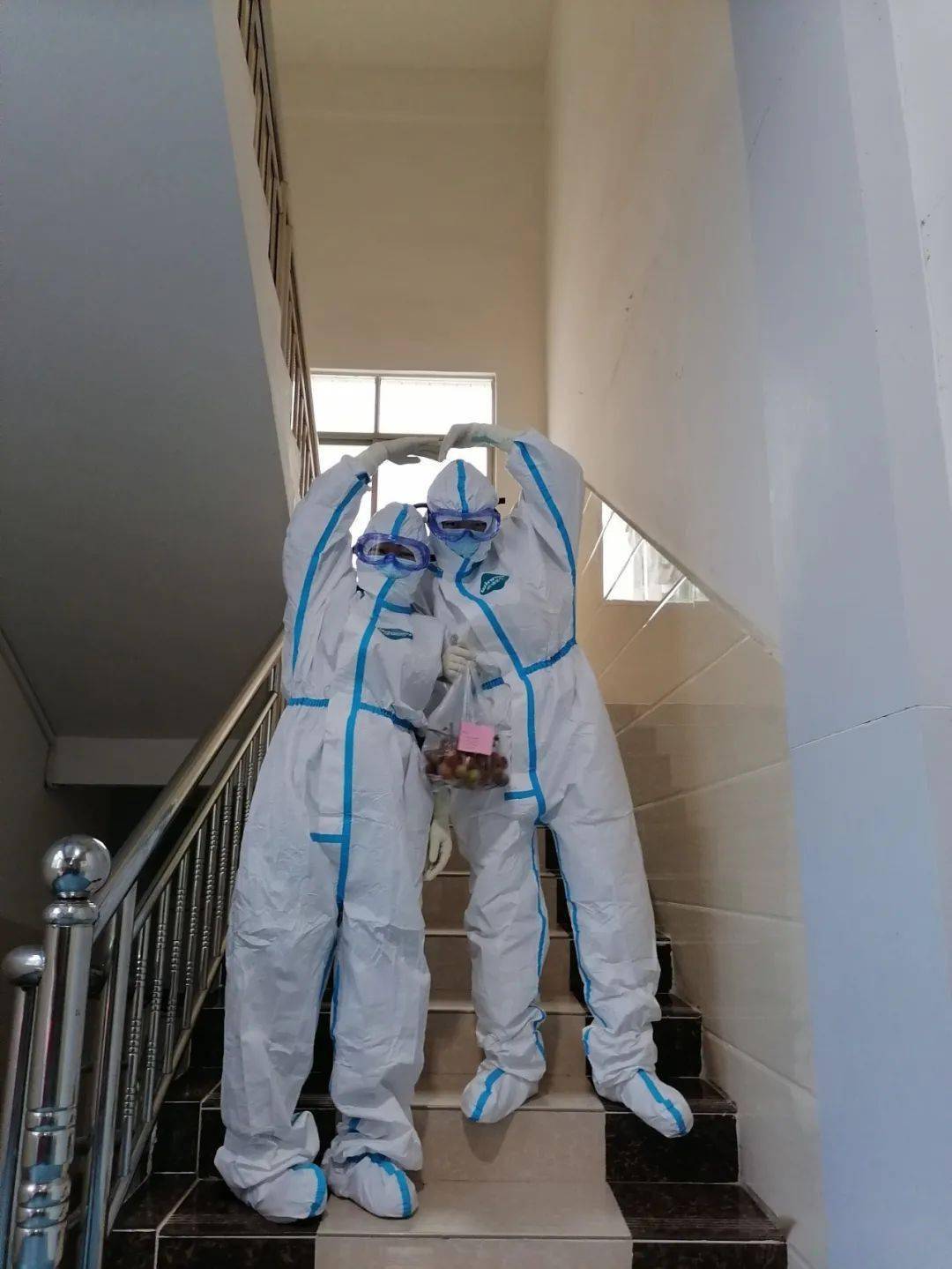 市人民医院感染科护士这段时间,护士陈富巧的爸爸做手术,妈妈进了icu